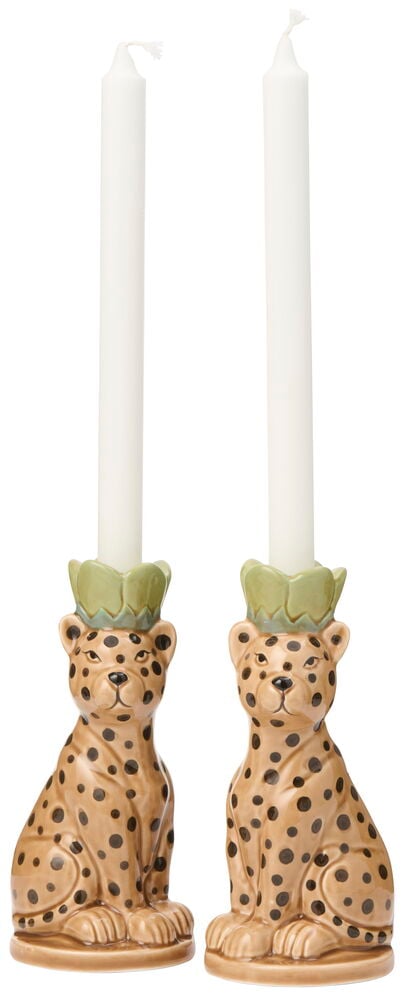 Två Ljusstake Missy 19 cm formade som sittande fläckiga leoparder, med gröna ljuskoppar som håller vita ljus.