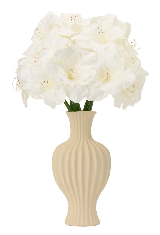 Hvit Amaryllis 65 cm blomster arrangert i en beige ribbet vase med grønne stengler.