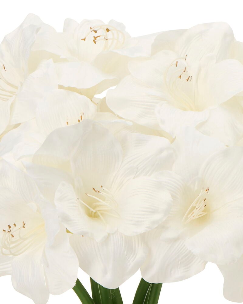 En nærbilde viser Amaryllis 65 cm Hvit kunstige blomster med flere hvite blomster og grønne stilker.