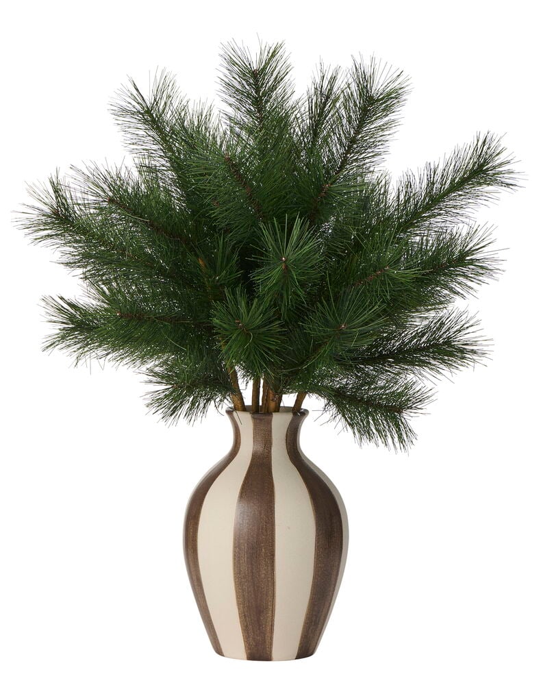 Gröna konstgjorda Tallkvist 64 cm grenar är arrangerade i en gräddvit och brunrandig vas.