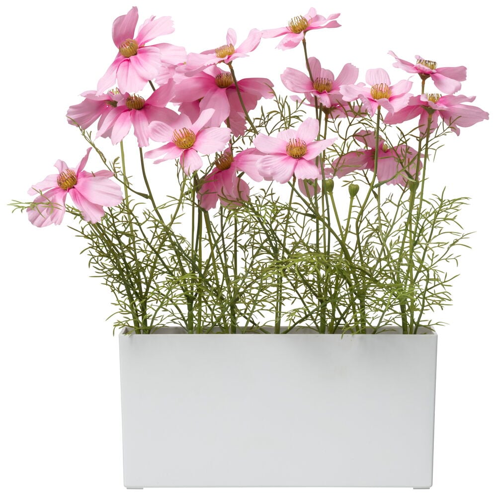 Vaaleanpunaiset tekokukat pitkänomaisessa valkoisessa ruukussa.