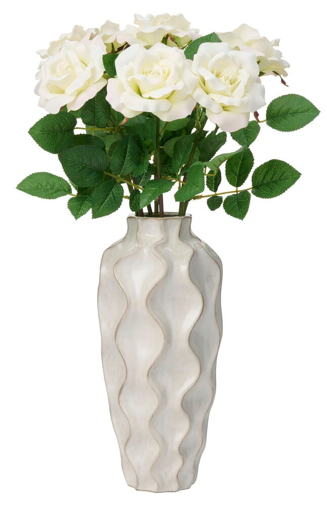 Ros 60 cm Vit bukett med gröna blad i en hög, texturerad ljusbeige vas.