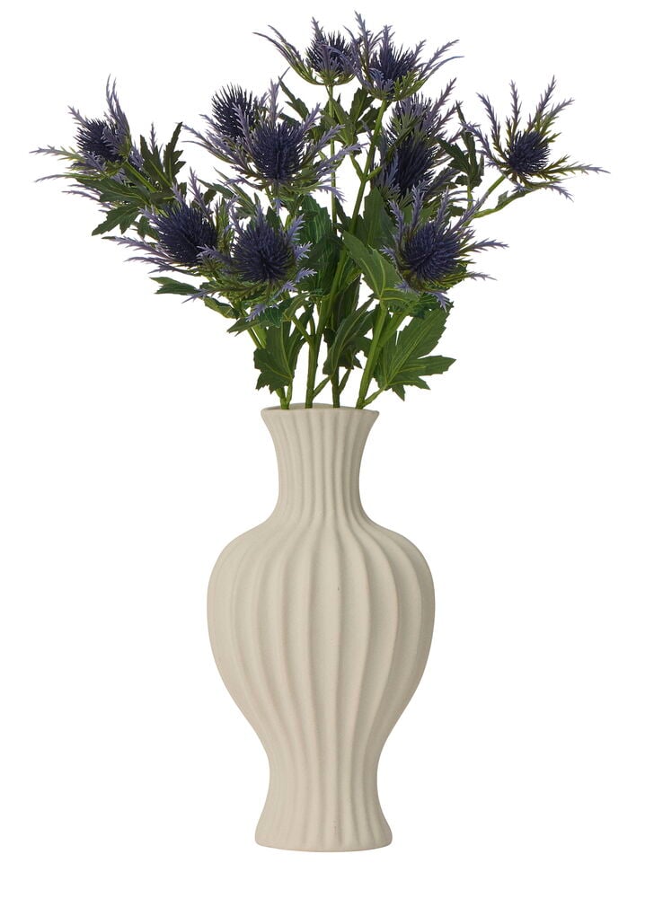 Tistel 60 cm med mörkblå blommor och gröna blad i en ribbad ljusbeige vas.