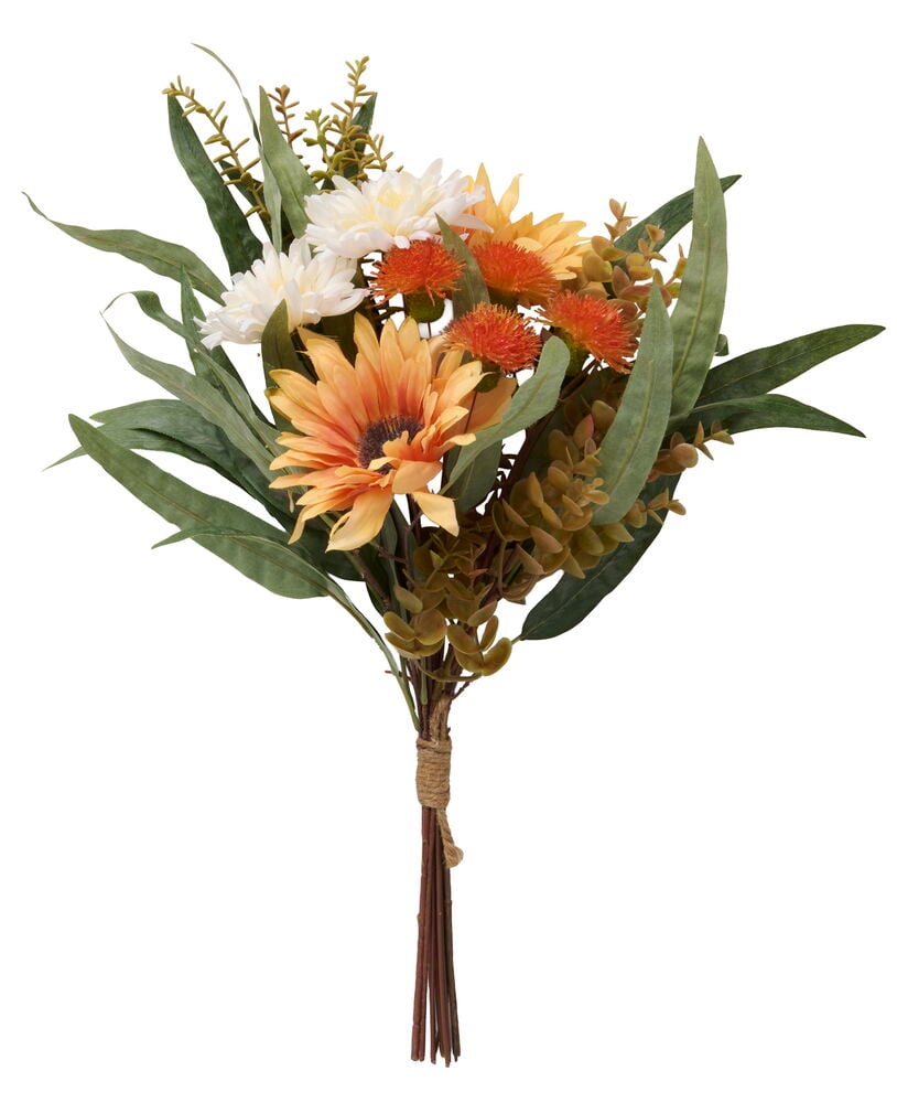 Bukett Golden Harvest 50 cm med orange-gula solrosor, vita blommor, orangea spikiga blommor och gröna blad knutna med snöre.
