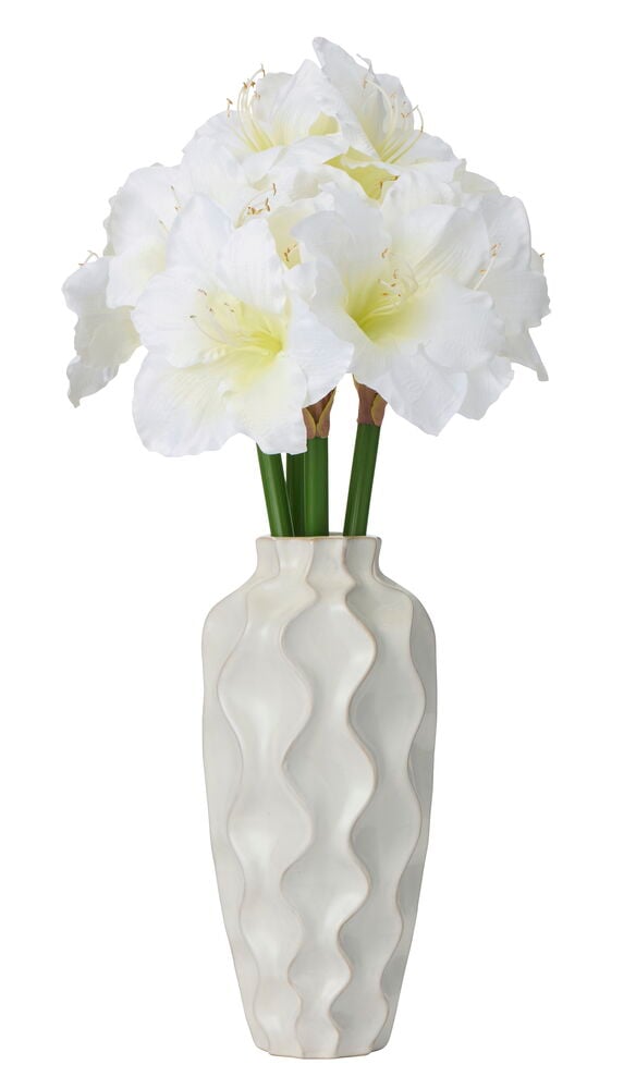 Amaryllis Luxe 68 cm Hvit blomster med grønne stengler i en teksturert hvit keramikkvase, forfra.