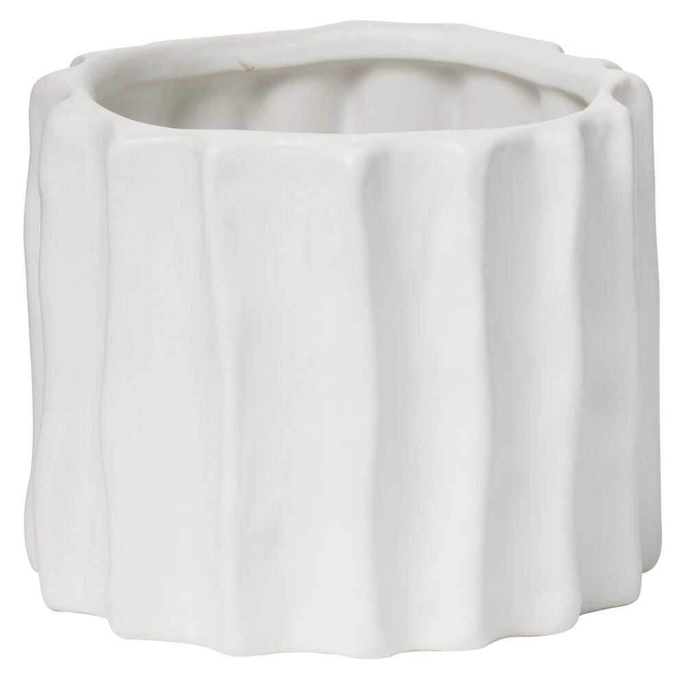 Hvit krukke i steintøy med bølgende reliefmønster.