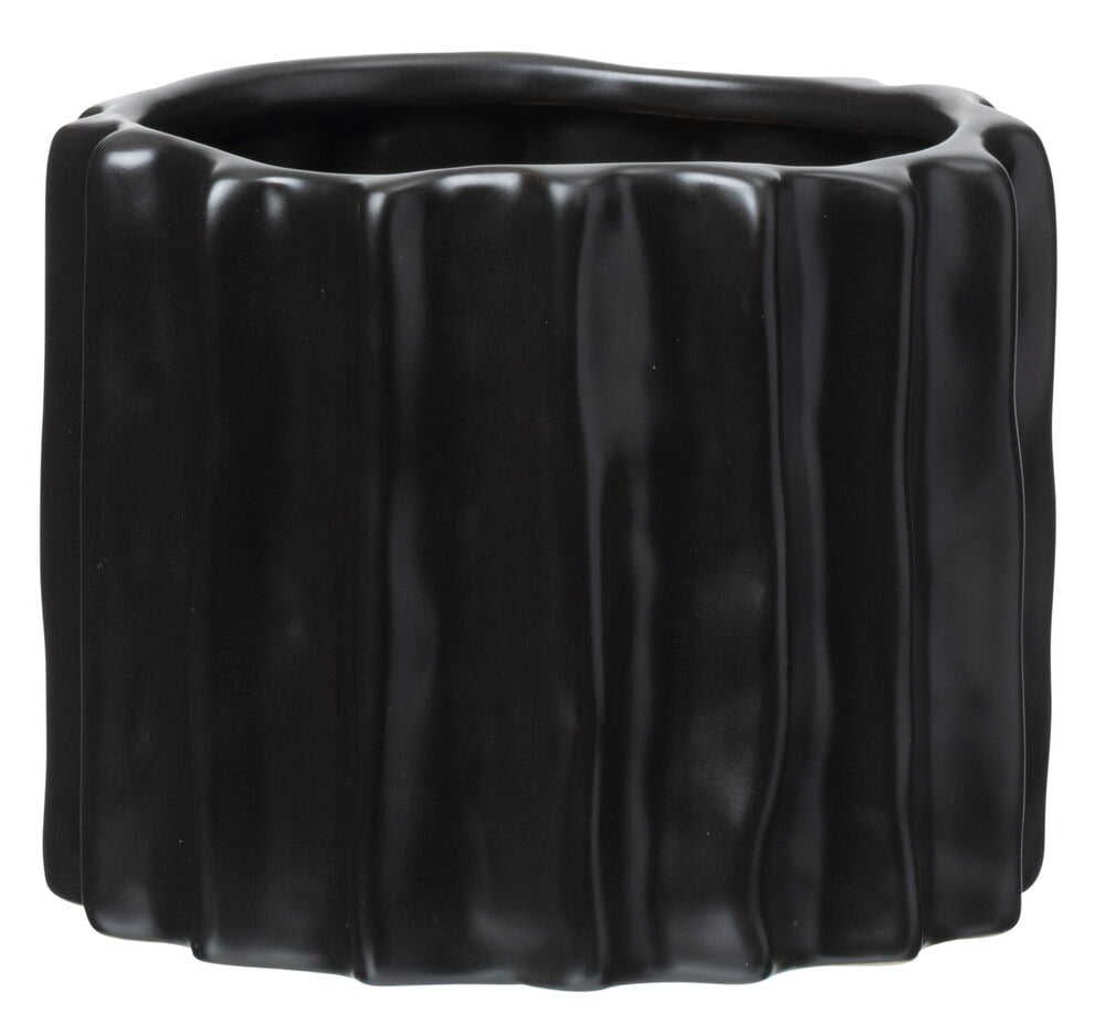 Svart stengodskrukke med bølgende reliefmønster.