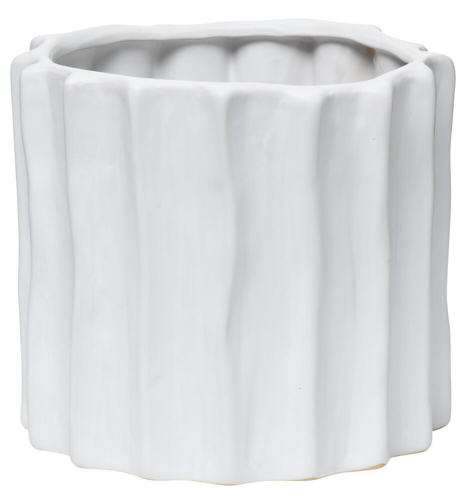 Valkoinen kivikeraaminen ruukku, jossa on aaltoileva kohokuvio.