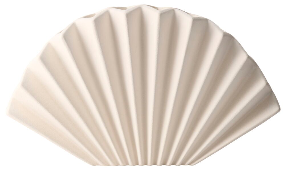Vase Smilla, en off-white plissert vifteformet vase.