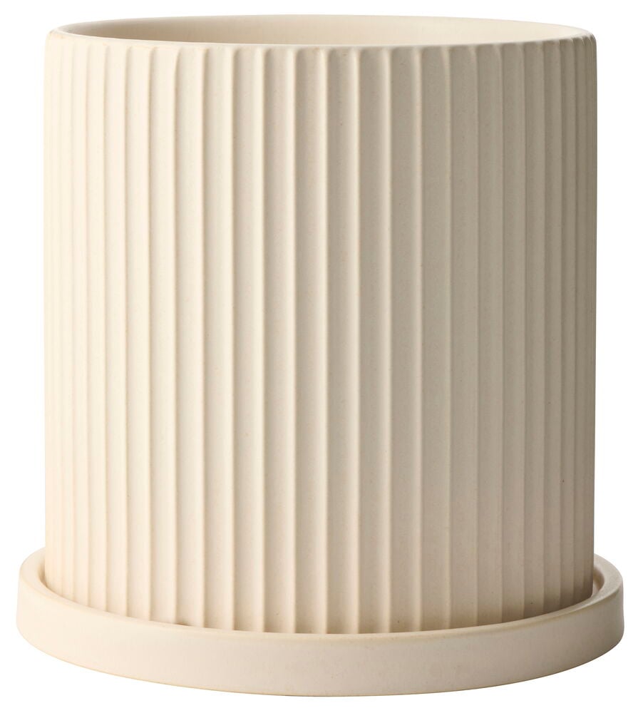 Krämfärgad räfflad Kruka Steffanie 21 cm med matchande fat, framifrån.