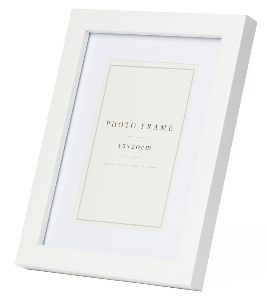 Vit fotoram med glas och passepartout stående.