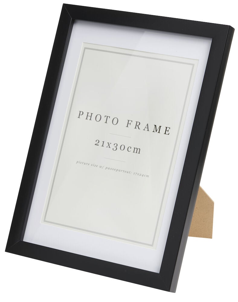 Svart fotoram med glas och vit passepartout.