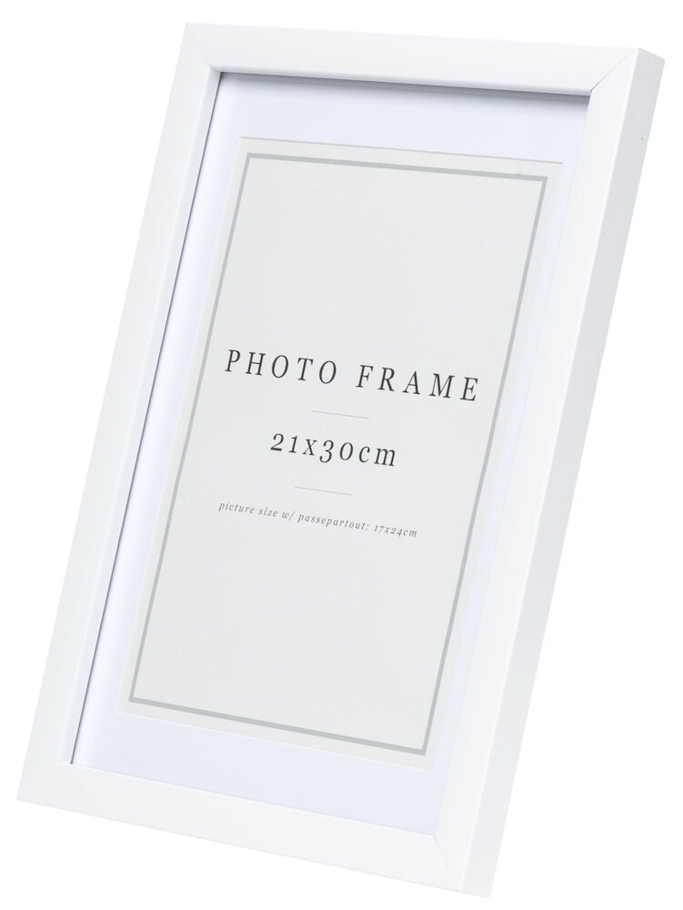 Vit fotoram med glas och passepartout.