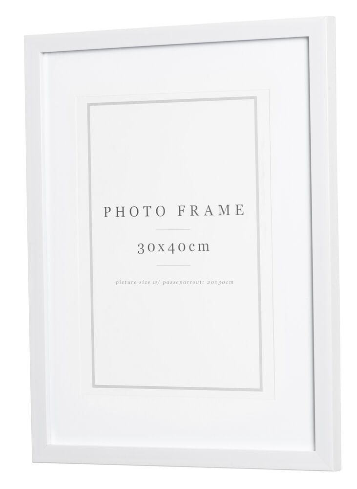 Vit rektangulär fotoram med passepartout och glas.