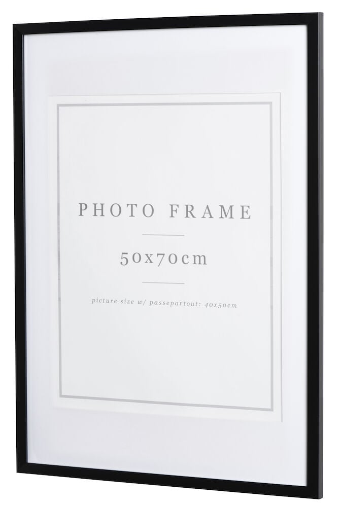 Svart fotoram med passepartout för bild 50x70 cm.