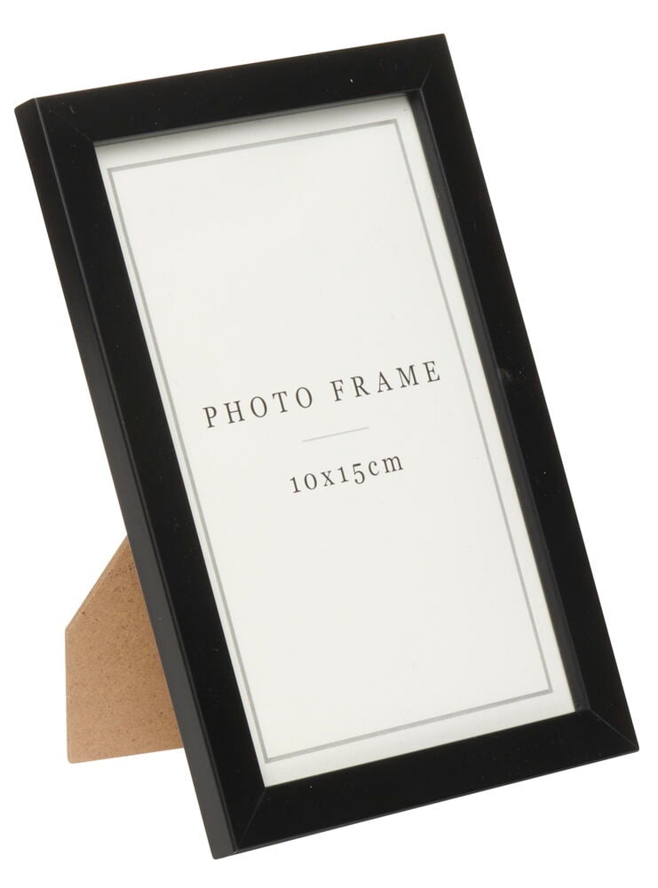 Schwarzer Bilderrahmen mit Passepartout, der aufrecht steht.