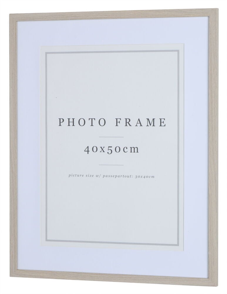 Rektangulär fotoram i ljust trä med glasfront.