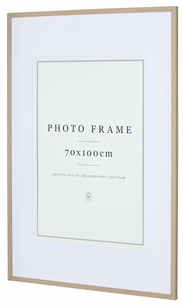 Rektangulær ramme i lyst tre med hvit passepartout.