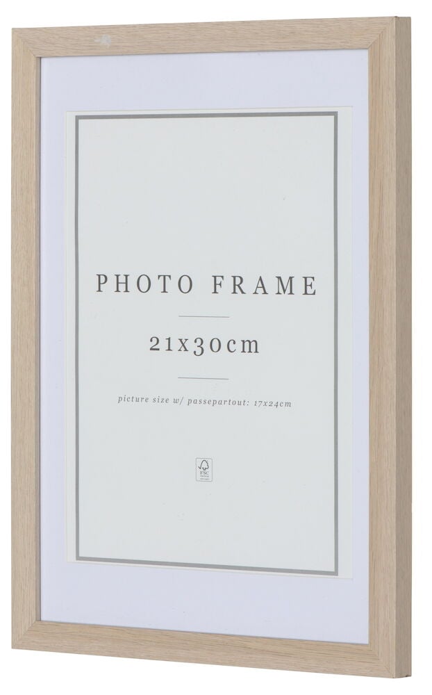 Ljus träram med vitt passepartout och glasfront.