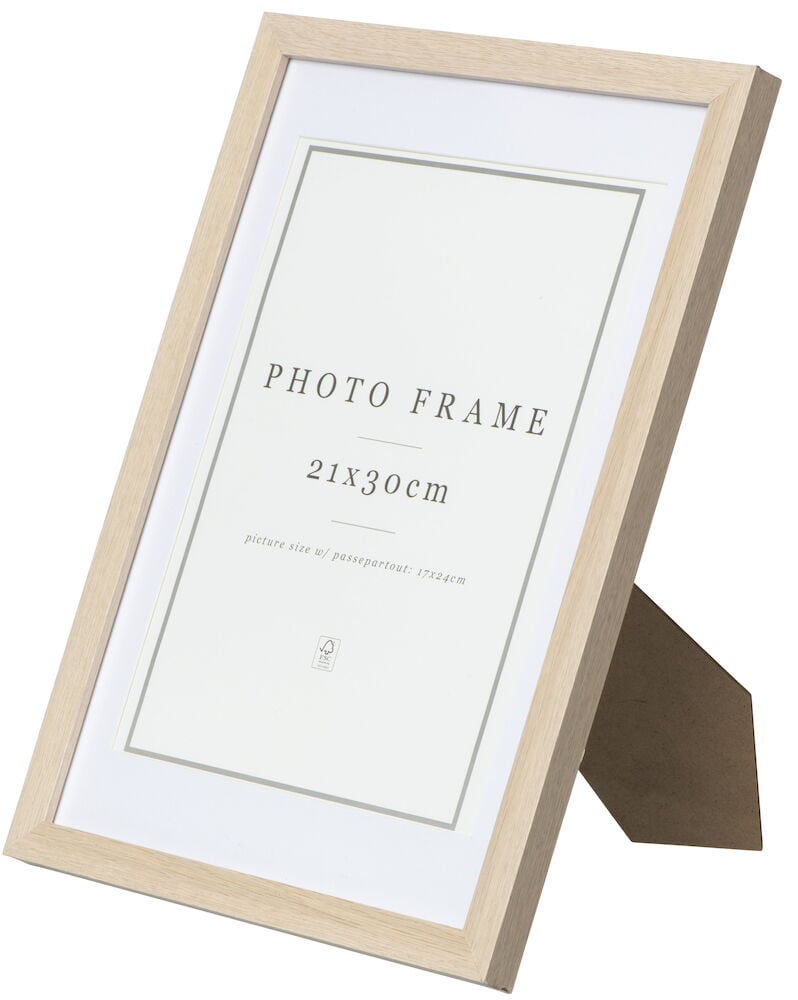 Heller Holzfotorahmen mit weißem Passepartout und Glas.