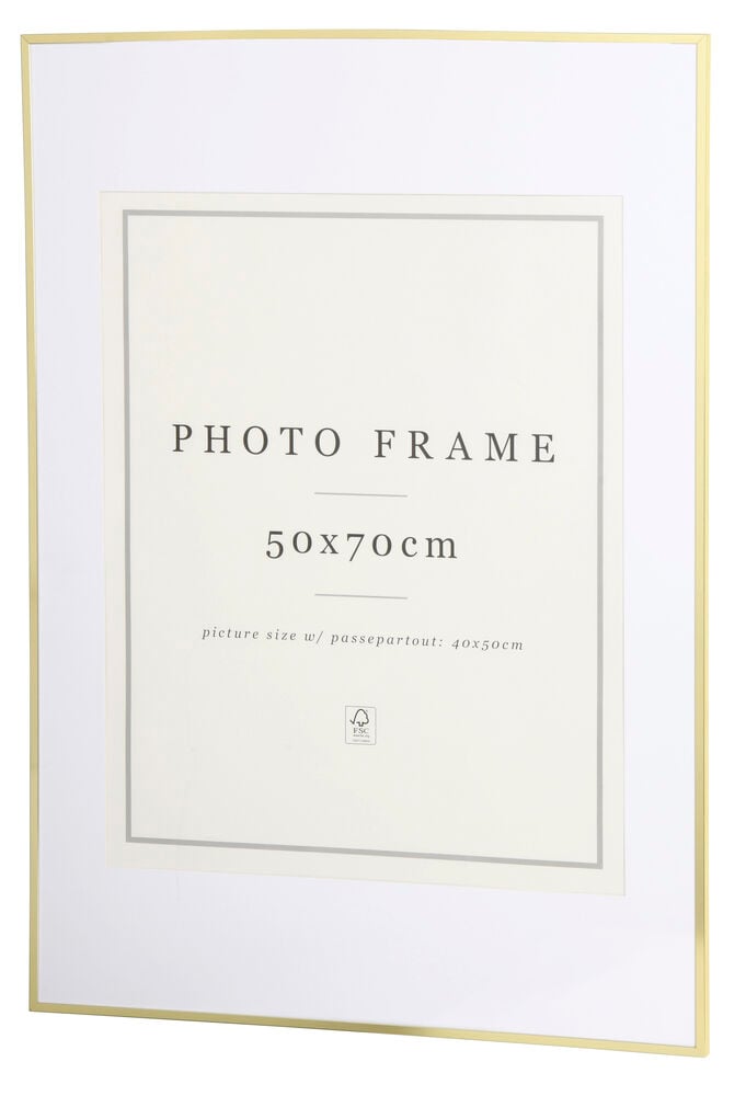 En rektangulär guldram med vit passepartout.
