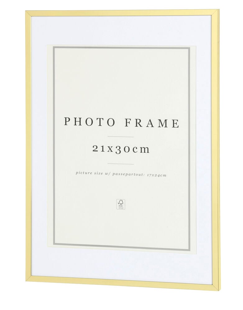 Guldfärgad ram med glas och vit passepartout.