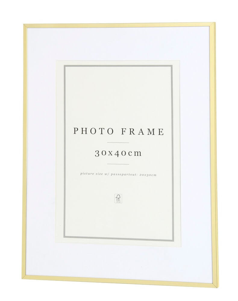 Goldfarbener Aluminiumrahmen mit weißem Passepartout und Glas.