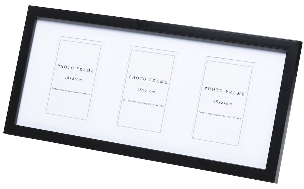Schwarzer Rahmen mit drei Fotoöffnungen und Passepartout.