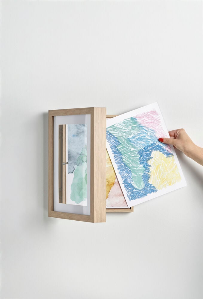 Puukehys lasten piirustuksilla ja avattavalla kannella.