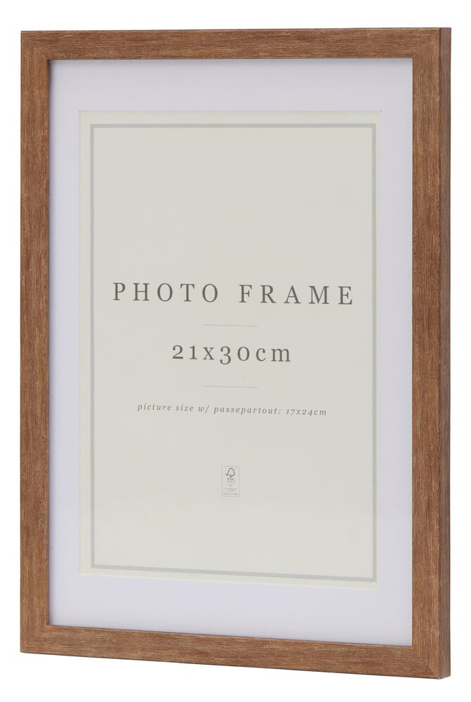 Rektangulär fotoram i mörkt trä med passepartout.