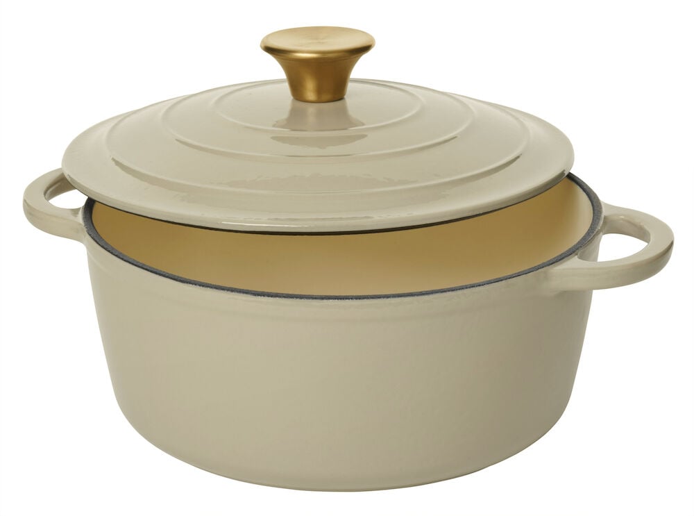 Beige emaljerad gjutjärnsgryta med lock och handtag.