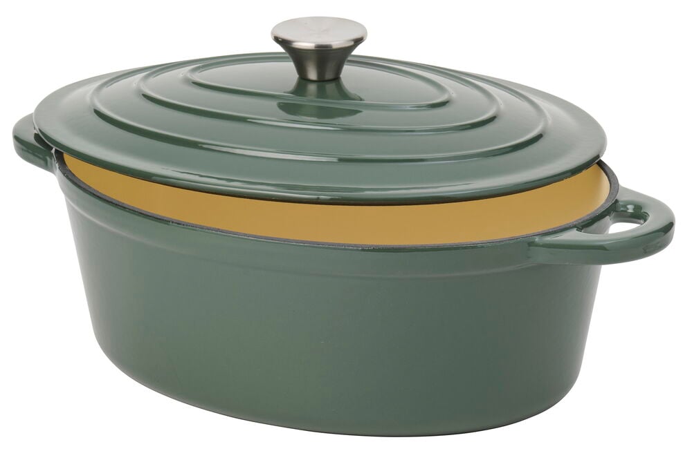 Gusseisentopf 5 l Dusty Green, ein ovaler emaillierter Topf mit passendem Deckel und hellgelber Innenseite.