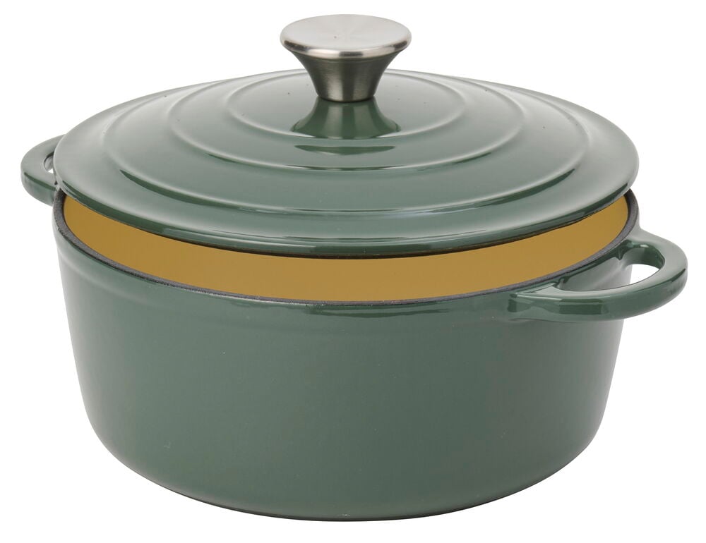 Støpejernsgryte Dusty Green med lokk litt på gløtt, viser gul innside og metallknott.