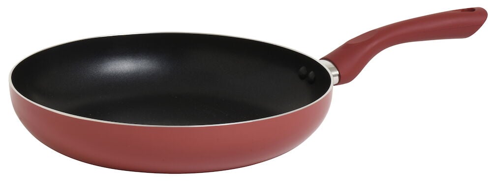 Rød aluminiums stekepanne med svart innside og håndtak.