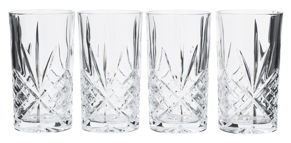 Fyra höga glas med dekorativt slipat mönster.