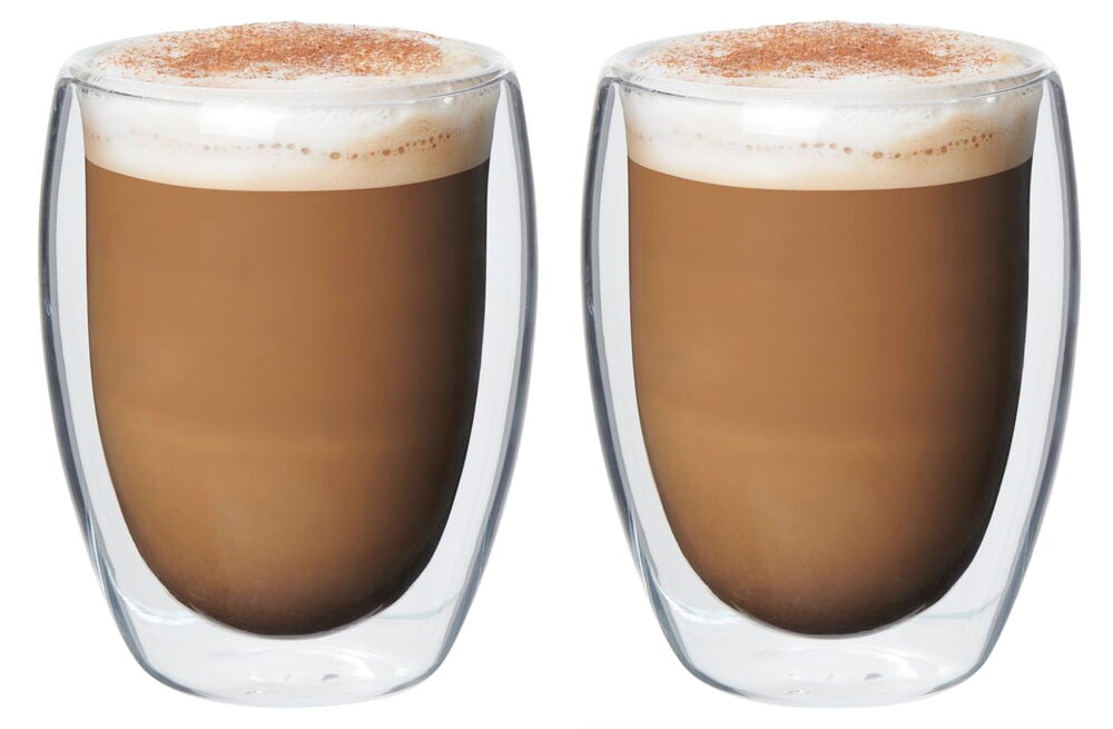 Två dubbelväggade glas med kaffe och skum.