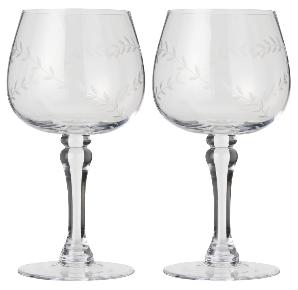 To Thea vinglass i klart glass med etset bladmønster på de brede kuplene og skulpturerte stilkene.