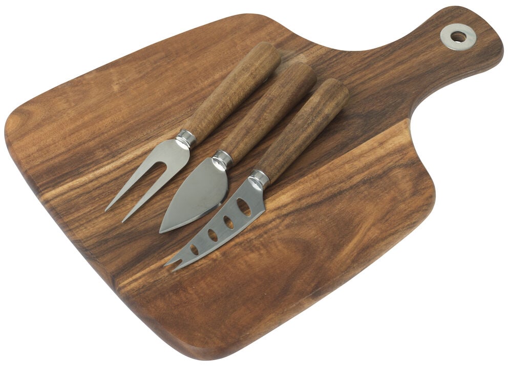 Puunjuustolautanen, jossa kolme juustoveistä ja haarukka.