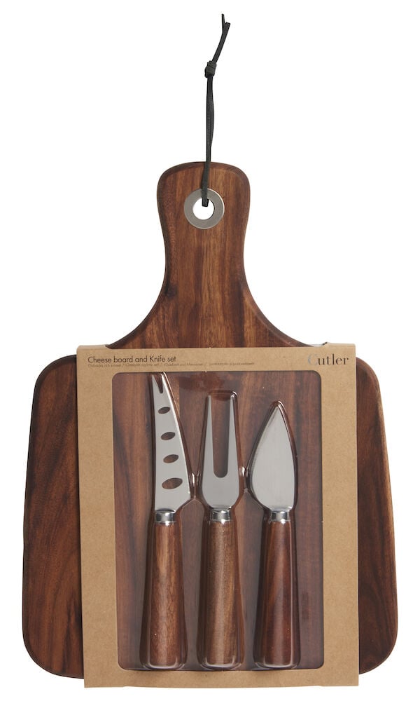 Ostbricka i trä med tre ostknivar.