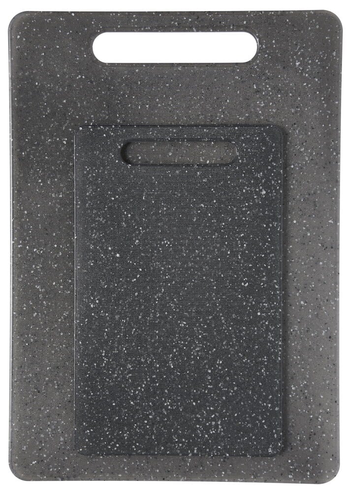 Två svarta plastskärbrädor med grepphål.