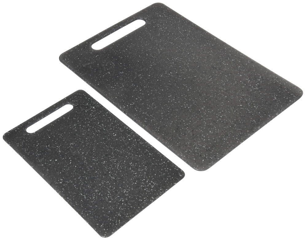 Två svarta plastskärbrädor med handtag.