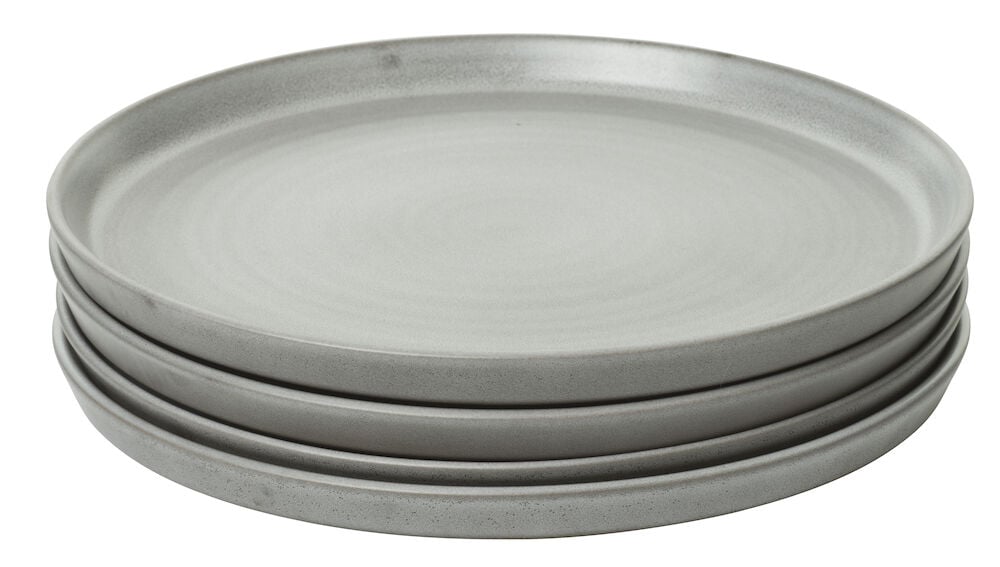Fyra grå tallrikar i stengods staplade tillsammans.