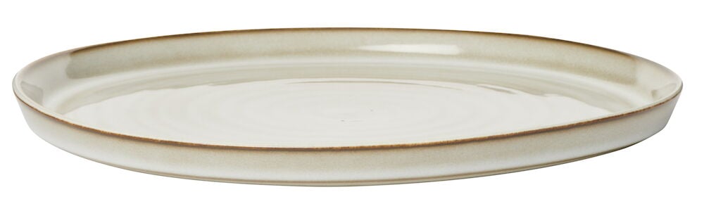 Rund tallrik i dusty white stengods med kant.