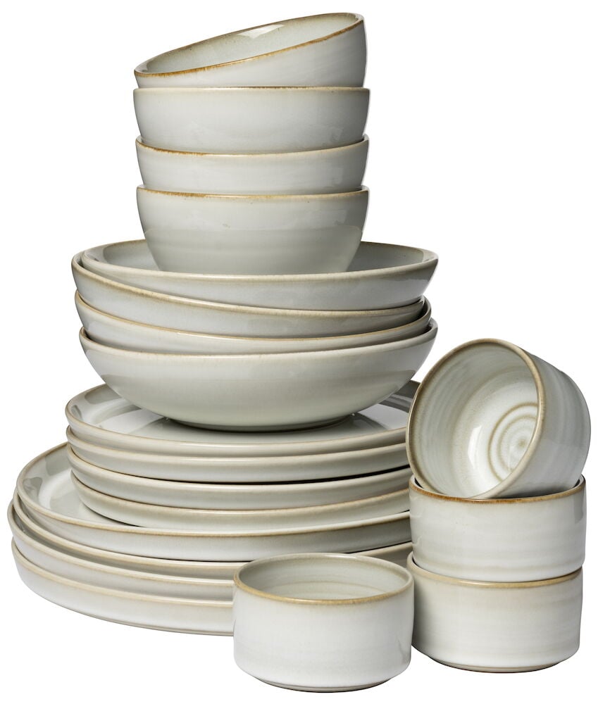 Staplad servis i dusty white stengods med skålar.