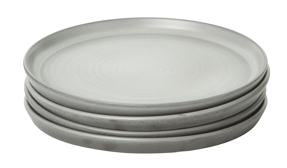 Fyra grå assietter i stapel av stengods.