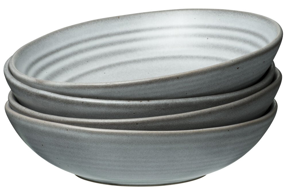 Tre grå runda djupa tallrikar i stengods.