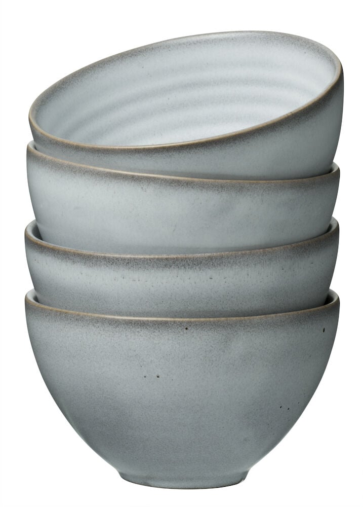 Fyra staplade grå skålar i stengods.