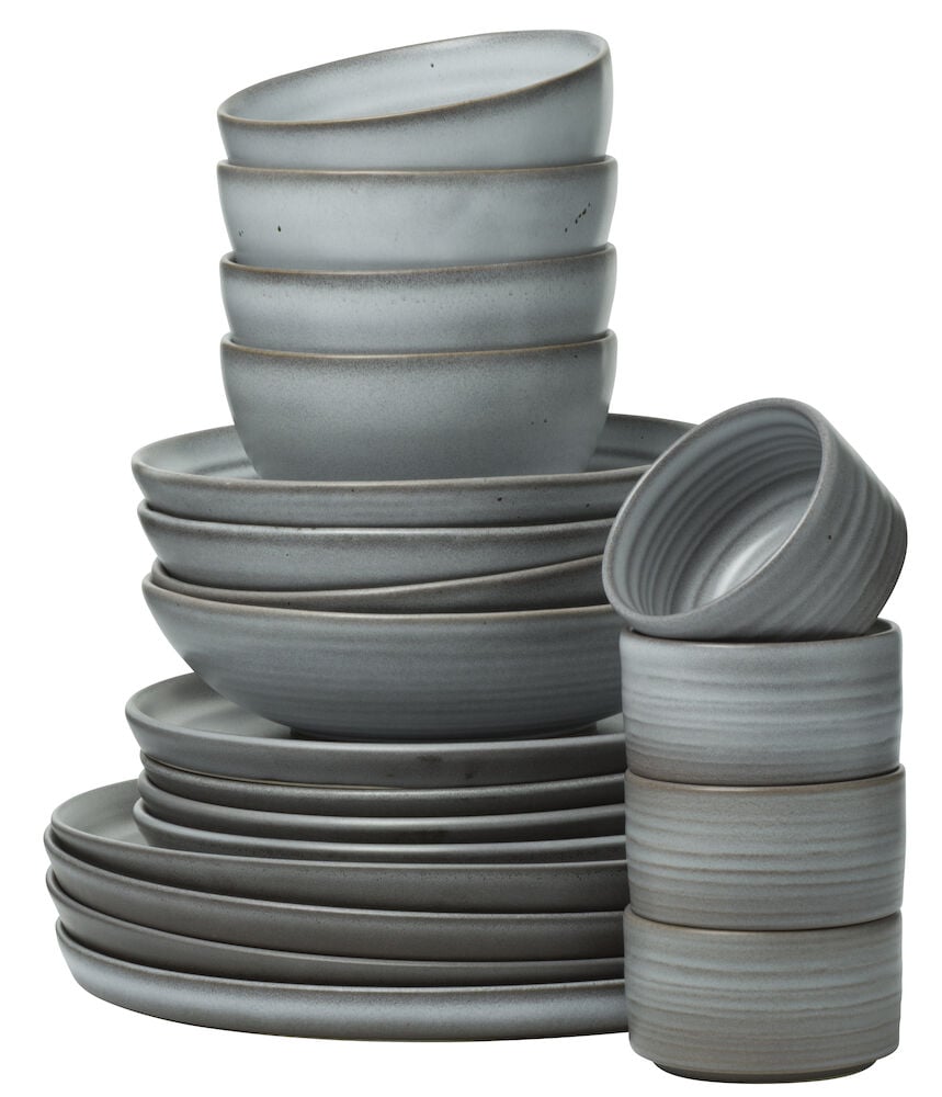 Höga staplar med gråa djupa tallrikar och skålar.