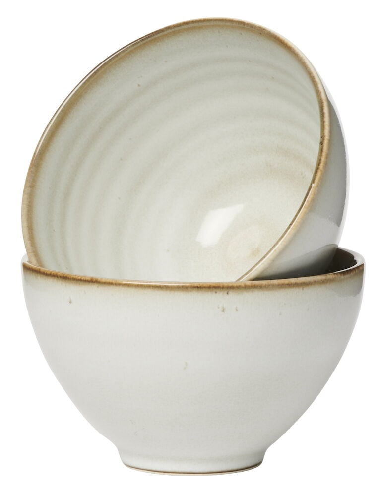 Två vita stengodsskålar staplade på varandra.