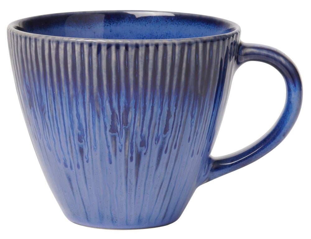 Blå stengodsmugg med randig ytstruktur och handtag.